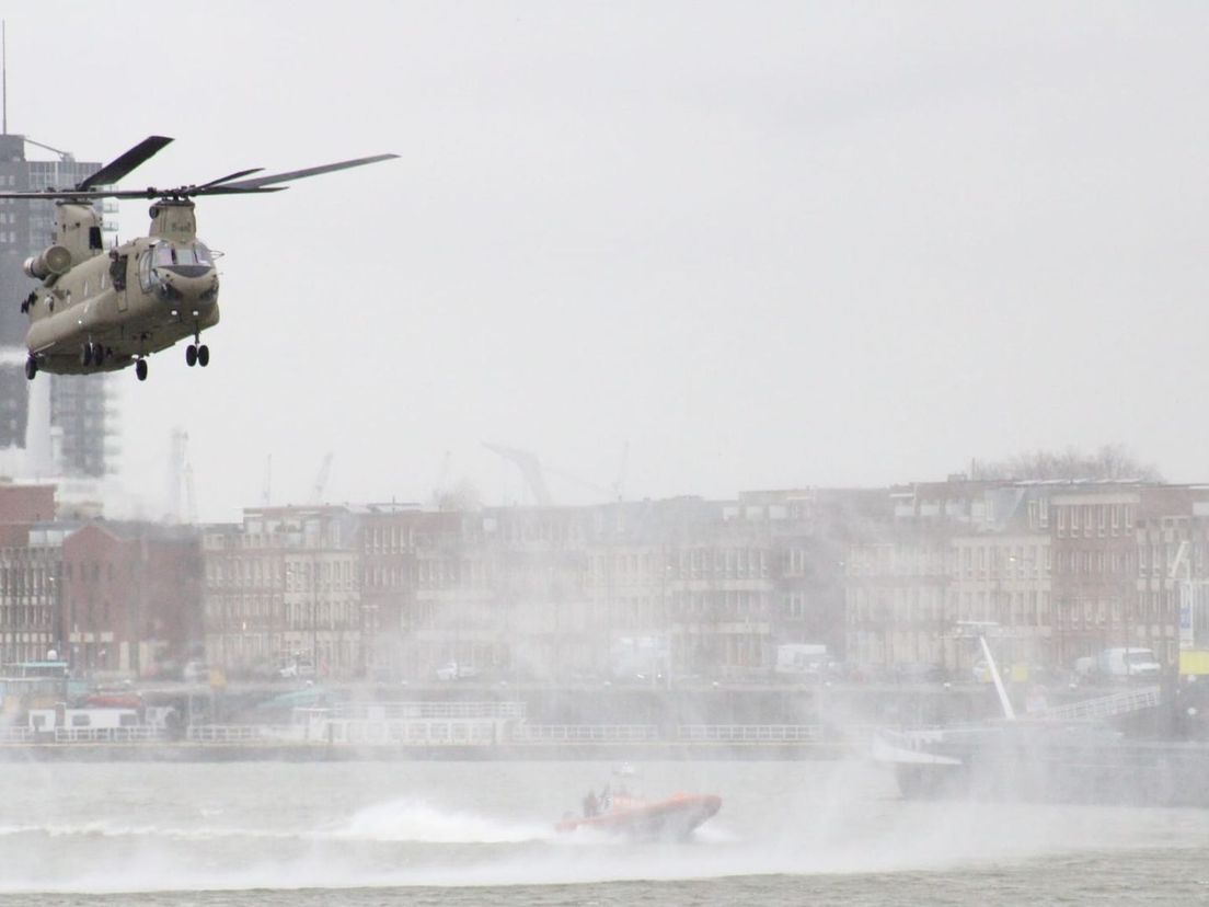 Militair transporthelikopter oefent boven Rotterdam