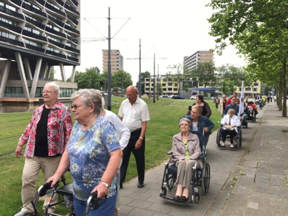 Rollators en rolstoelen op de ouderenvierdaagse