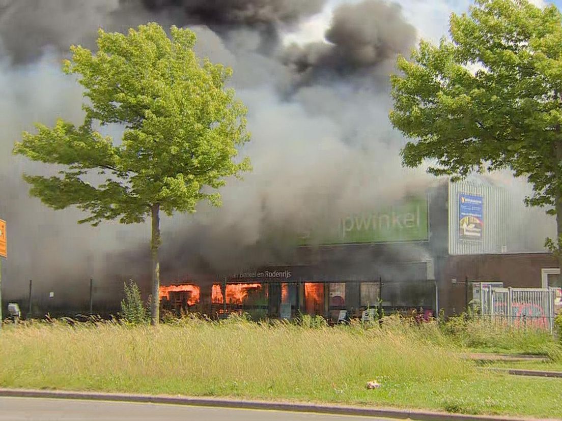 Grote brand bij kringloopwinkel in Berkel en Roderijs