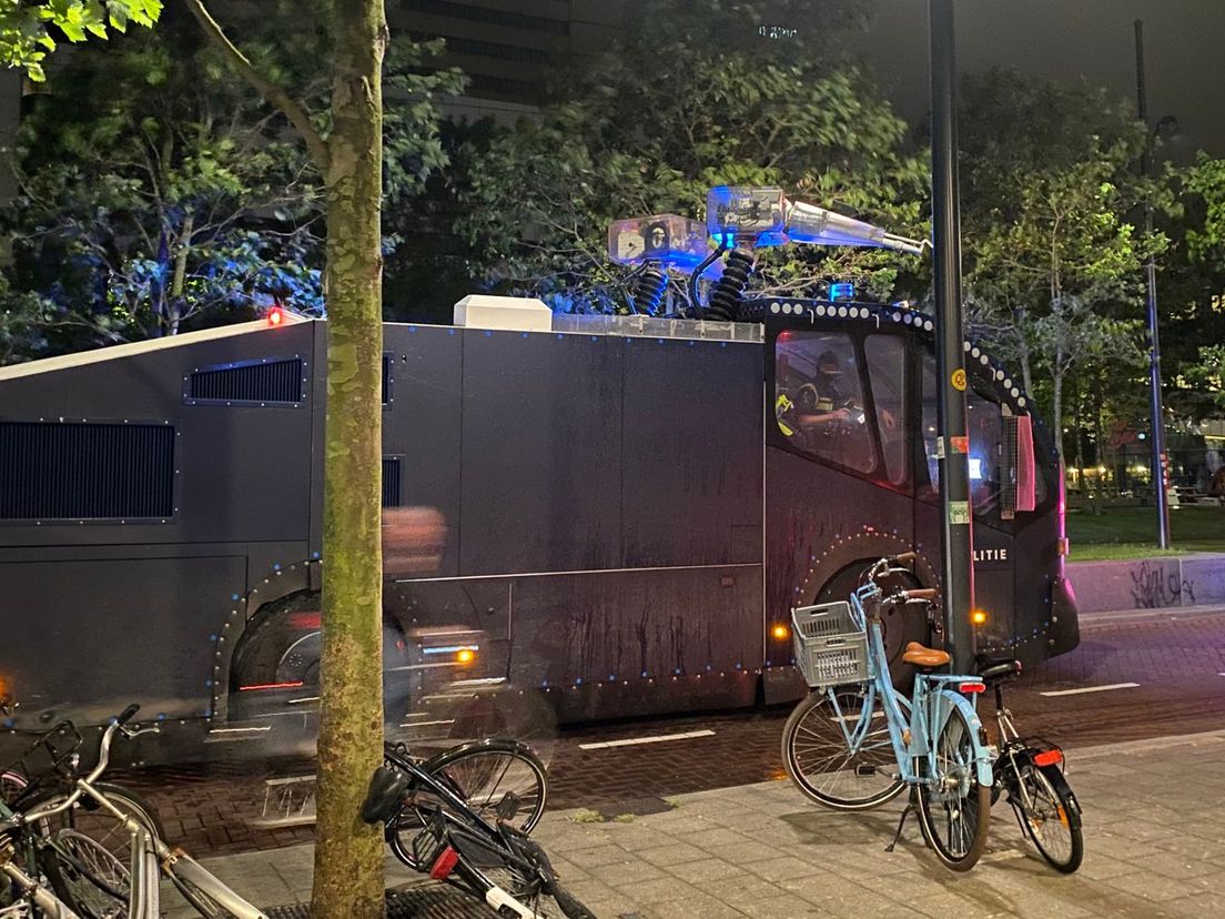 Een waterkanon bij het Kruisplein in Rotterdam na de verloren finale