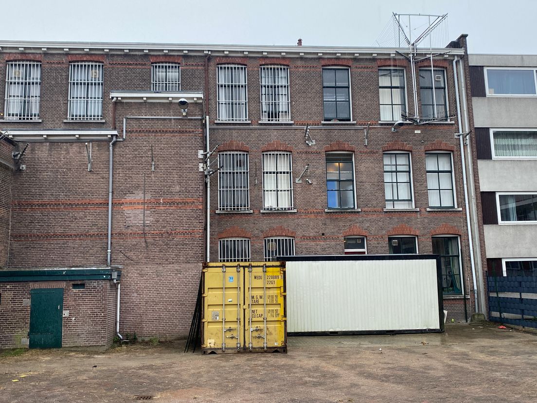 Twee zeecontainers pal tegen achtergevel van studentenhuis