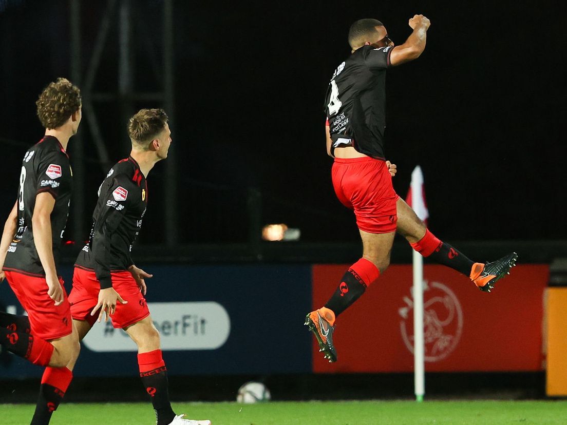 Redouan El Yaakoubi juicht uitbundig na de 0-1 bij Jong Ajax-Excelsior