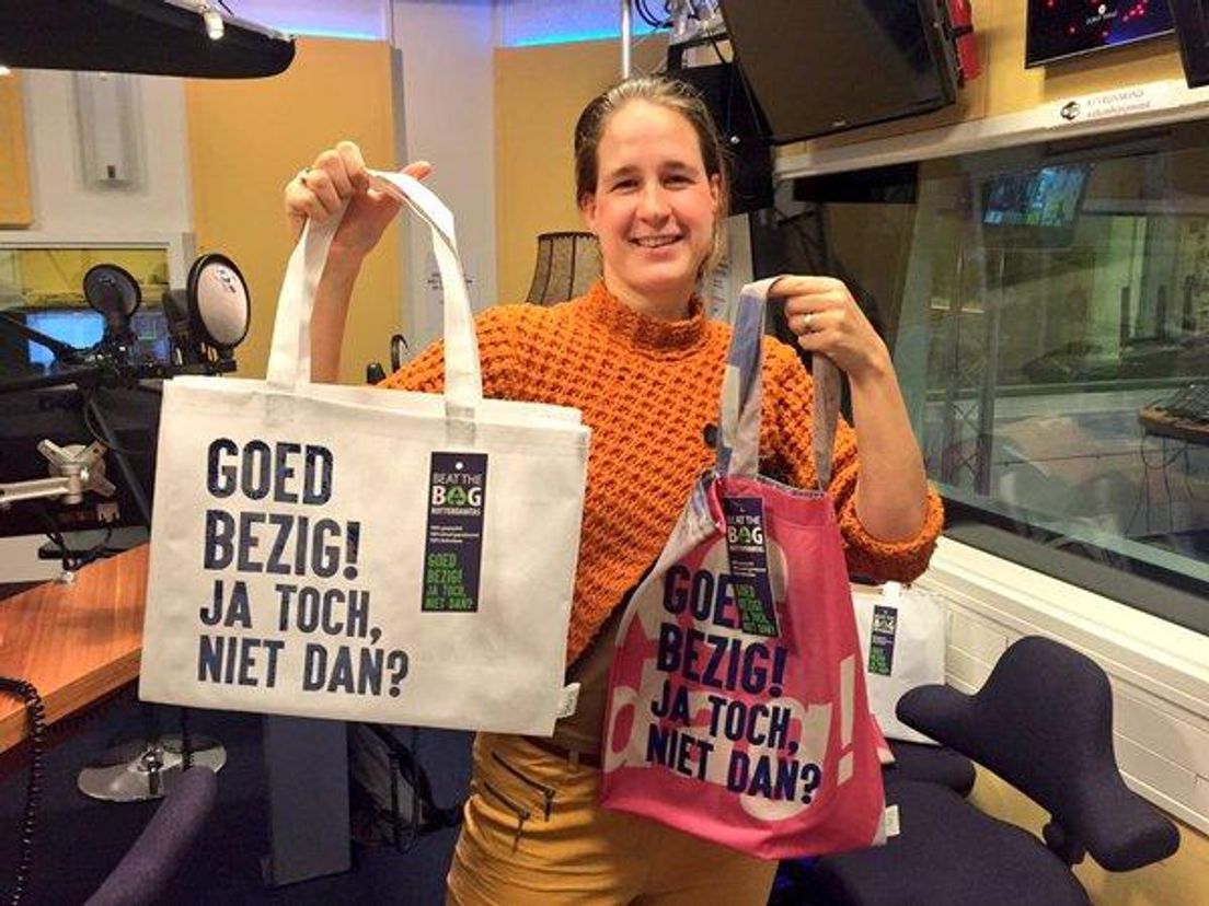 Lisanne Addink met de Rotterdam-tassen in de studio van Radio Rijnmond
