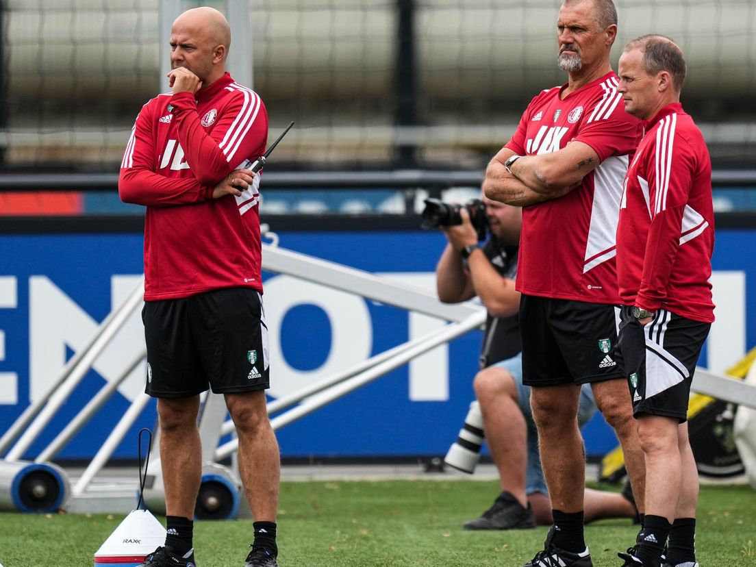 Arne Slot kijkt toe bij de training van Feyenoord