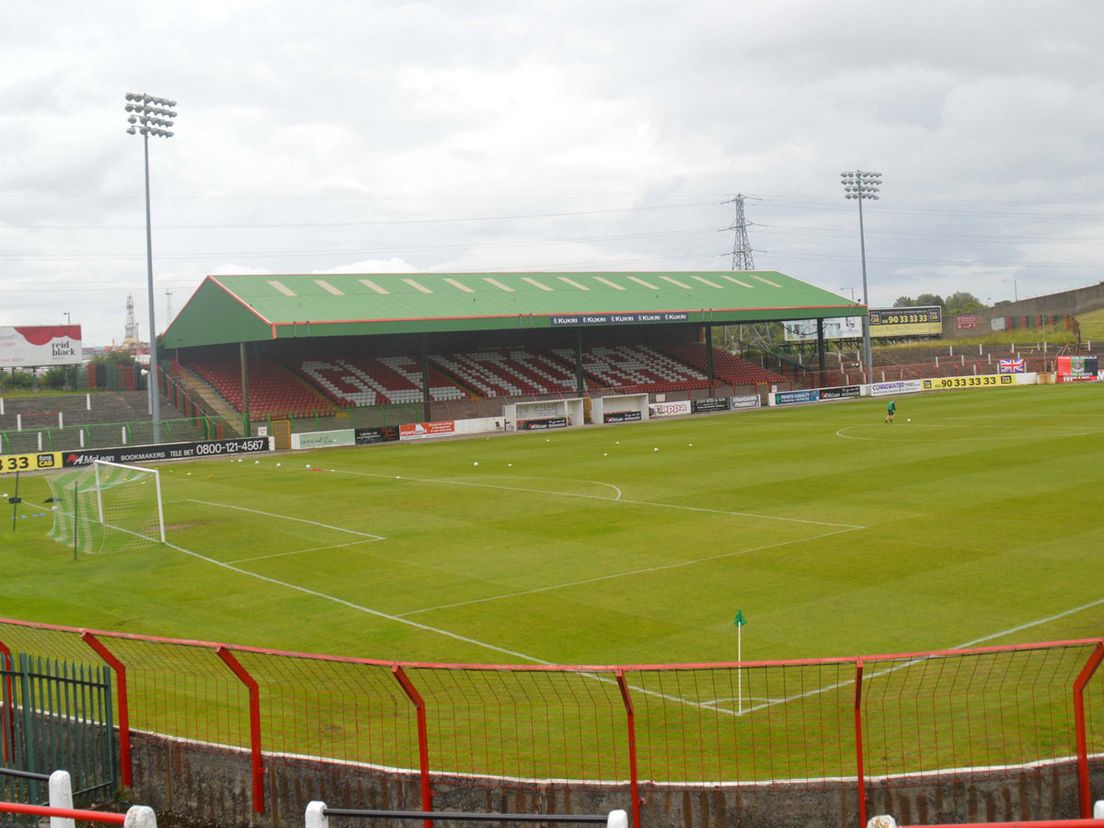 Glentoran FC - Warrenpoint Town in de hoogste Noord-Ierse competitie