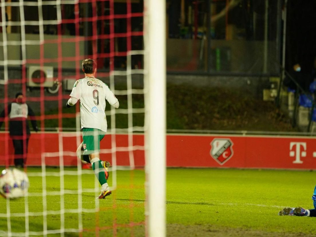 Stijn Meijer schiet FC Dordrecht op 0-2 tegen Jong FC Utrecht