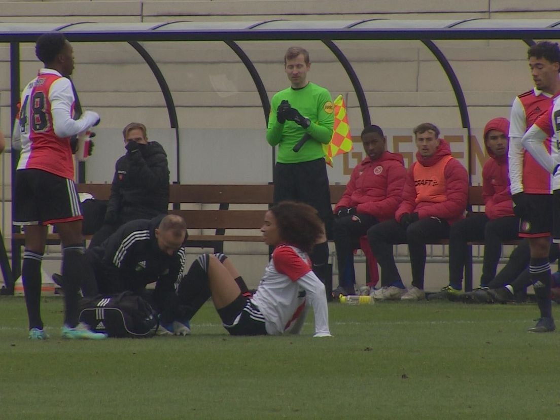 Een blessurebehandeling voor één van de spelers van Feyenoord onder 21