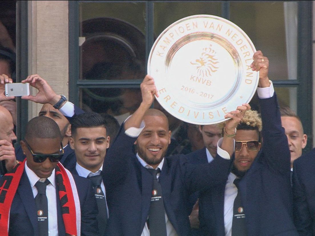 Dirk Kuyt toont de schaal