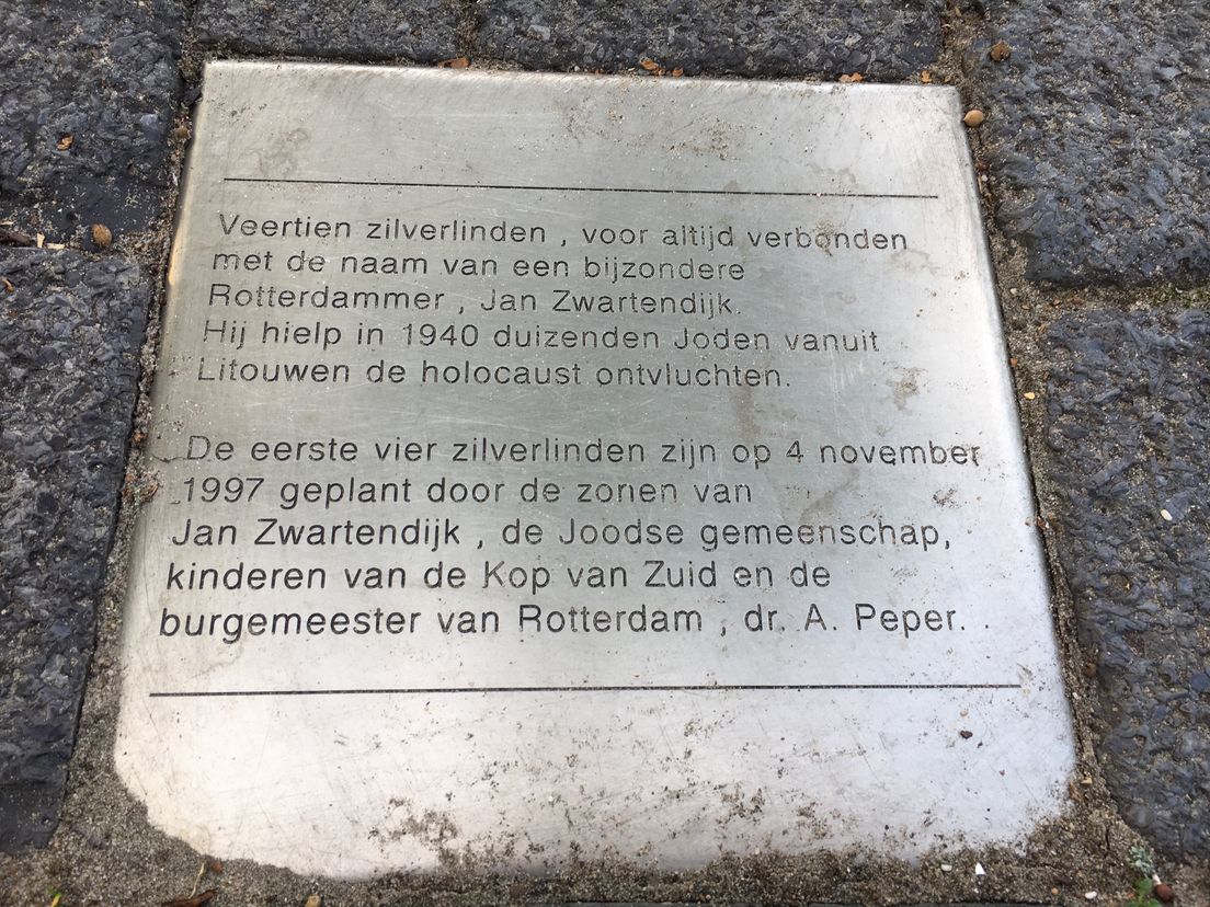 Monument Jan Zwartendijk op de Kop van Zuid in Rotterdam