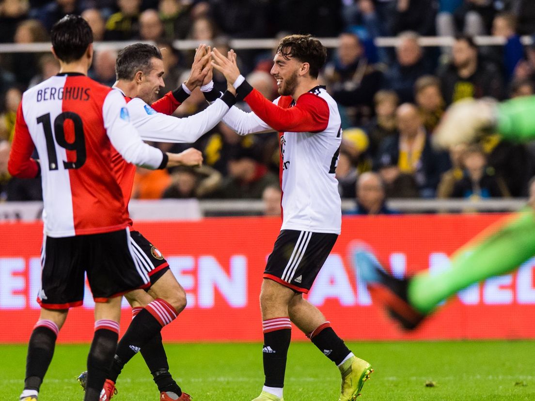 Orkun Kökcü viert zijn goal in Arnhem met Robin van Persie