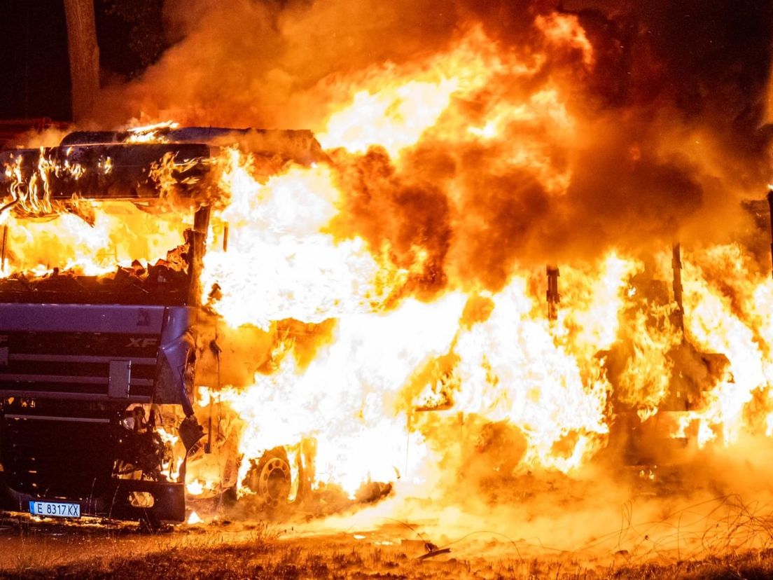 Vrachtwagen gaat in vlammen op in Europoort