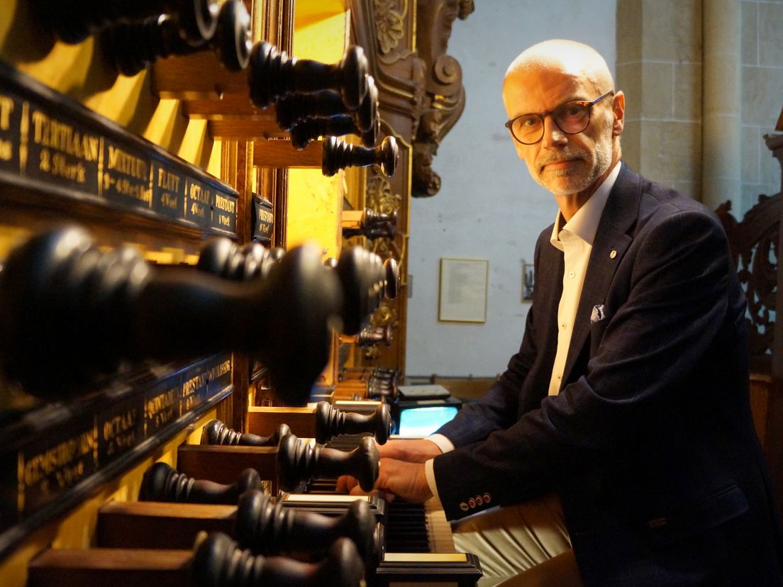 Arjan Breukhoven achter een orgel in Kampen in 2019