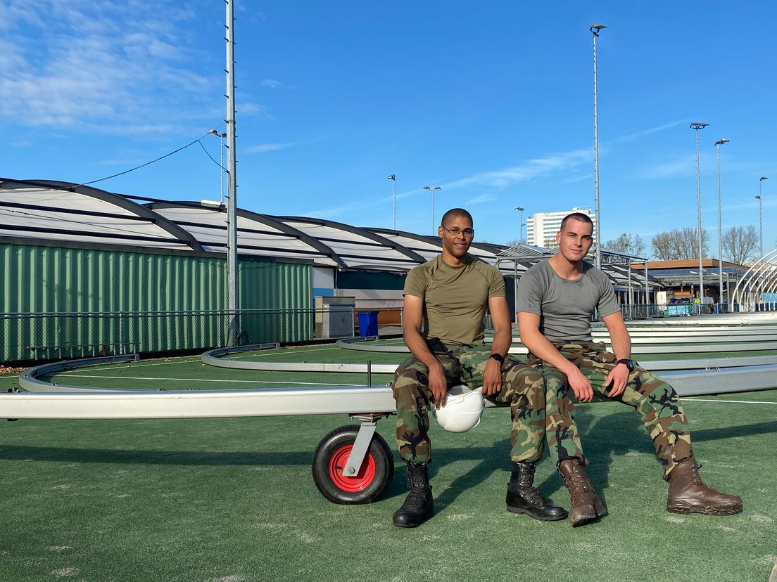 Mariniers van de Van Ghentkazerne helpen bij het bouwen van de schaatsbaan