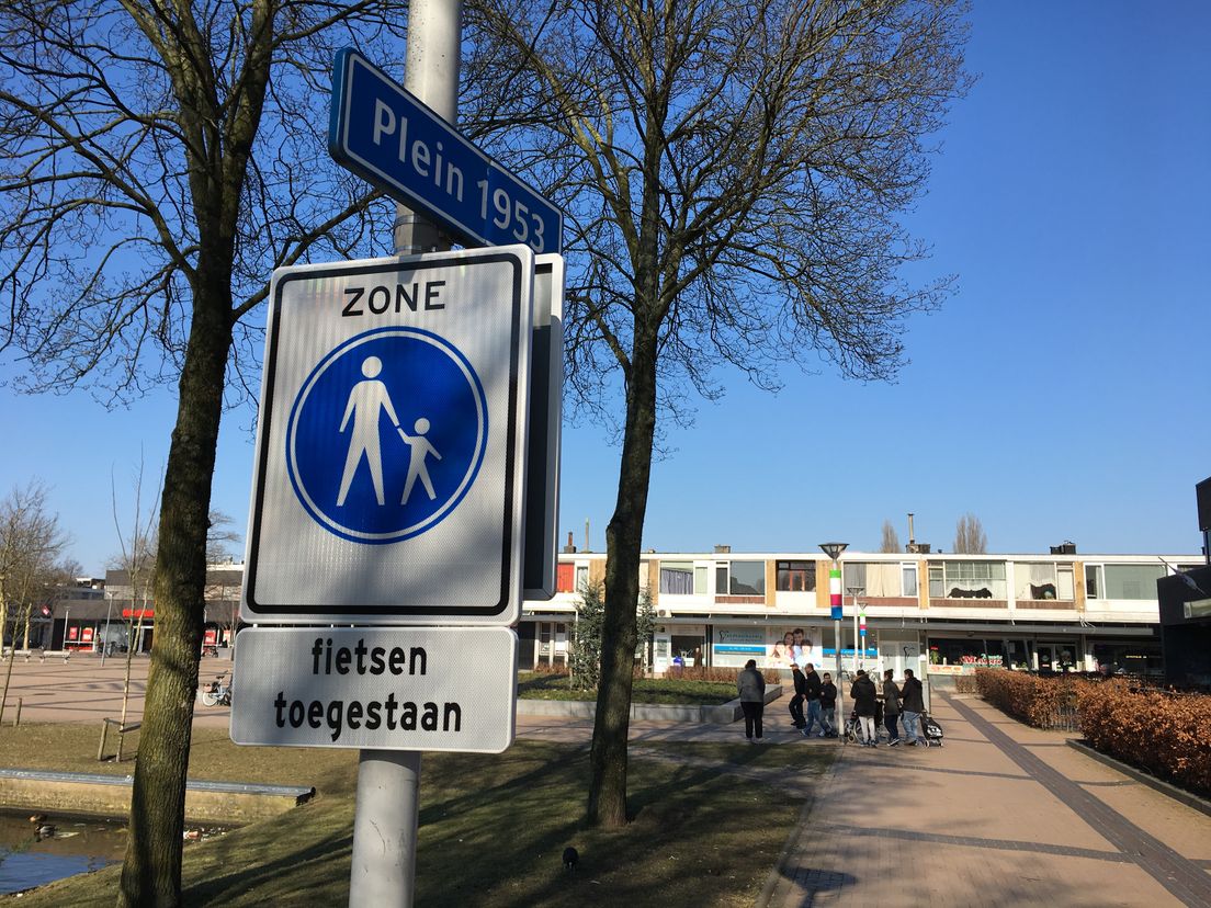 Het nieuwe bord bij de entree van het plein