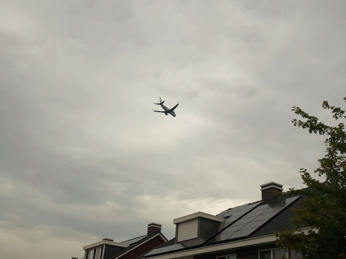 Vliegtuig boven Schiedam-Noord