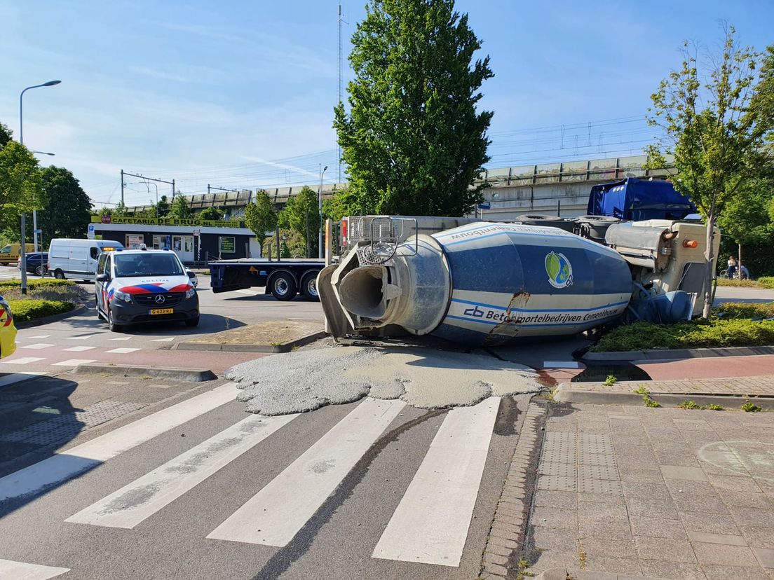 De omgevallen cementwagen in Zwijndrecht (Bron: ZHZActueel.nl)