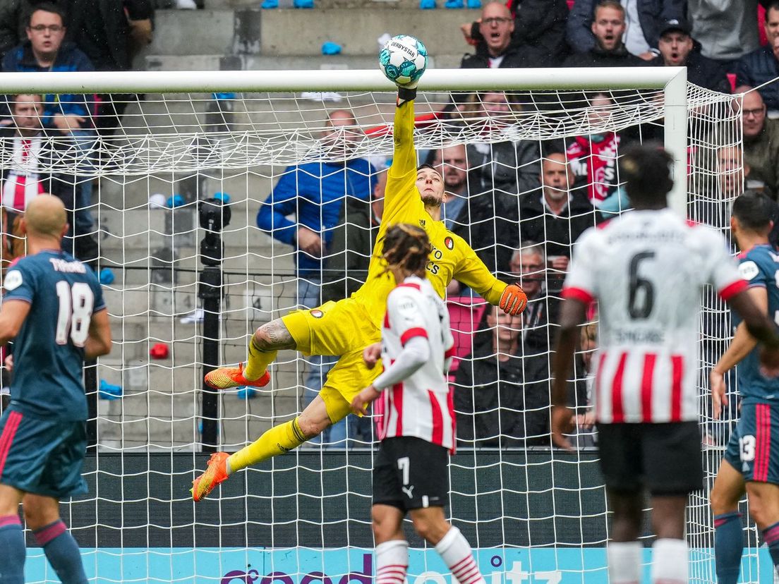Justin Bijlow voorkomt met een prachtige save de 3-1 van PSV