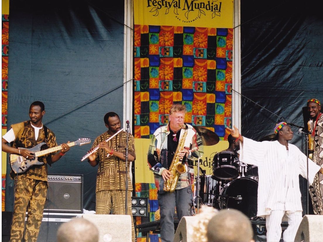 Dick de Graaf met Les Sofas de Bamako uit Mali, Festival Mundial Tilburg, 2000