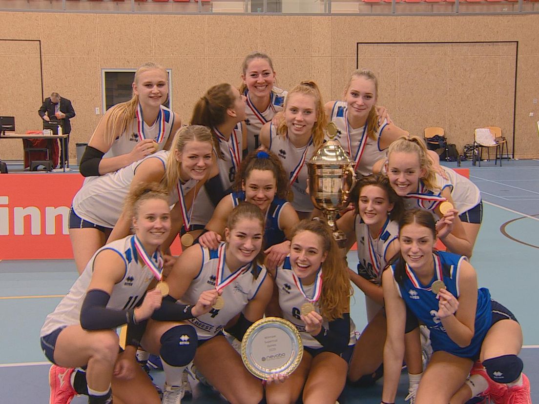 Dames van Sliedrecht Sport vieren feest na winnen Supercup