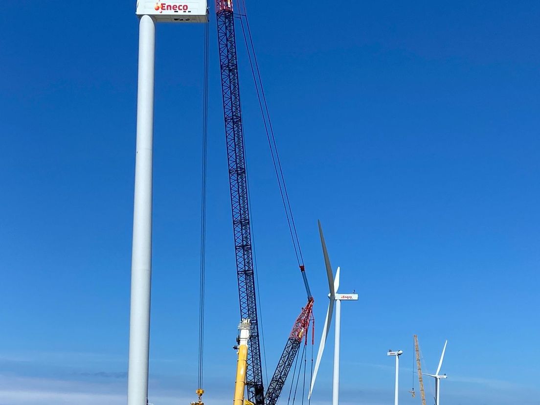 Vier van de 22 windturbines zijn al geplaatst