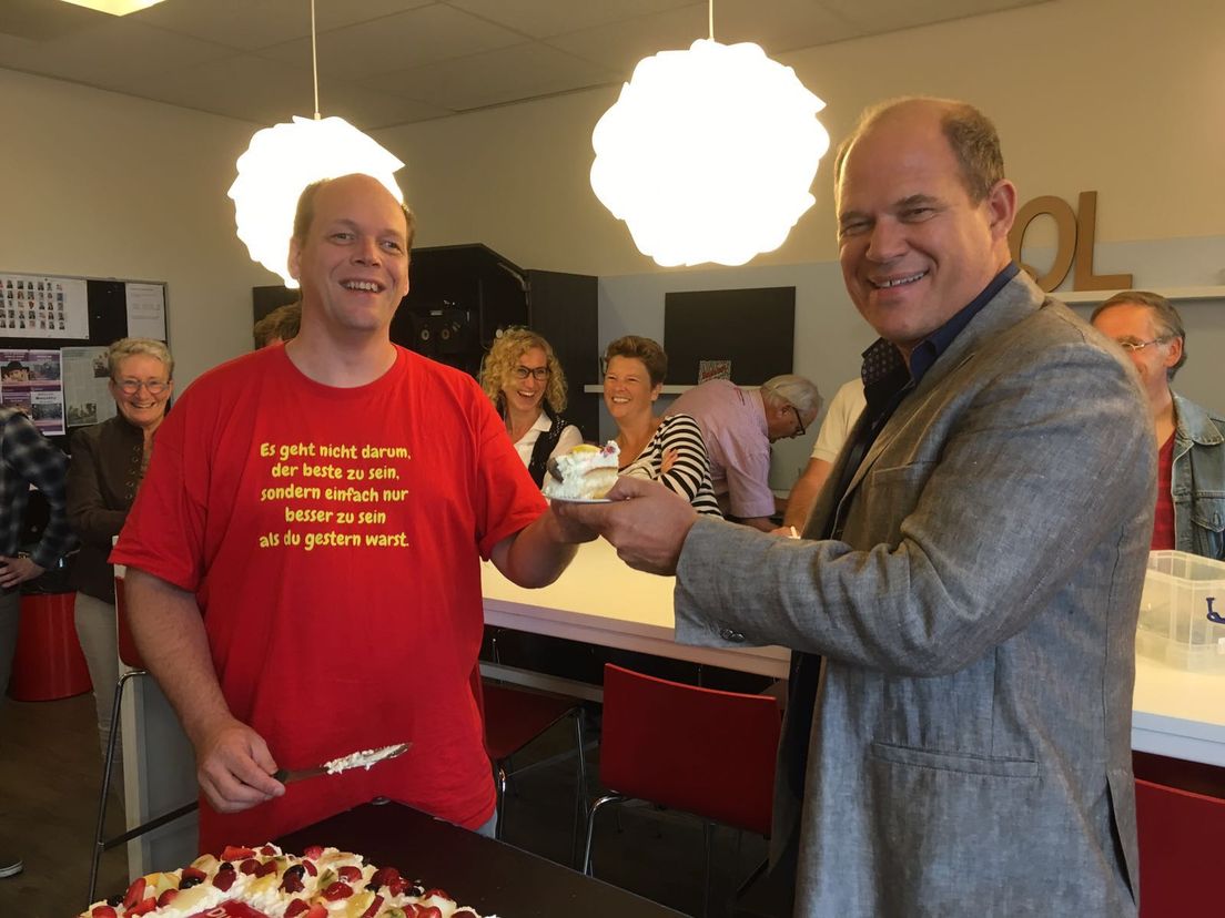 De winst van de iScholenPrijs  wordt gevierd met taart