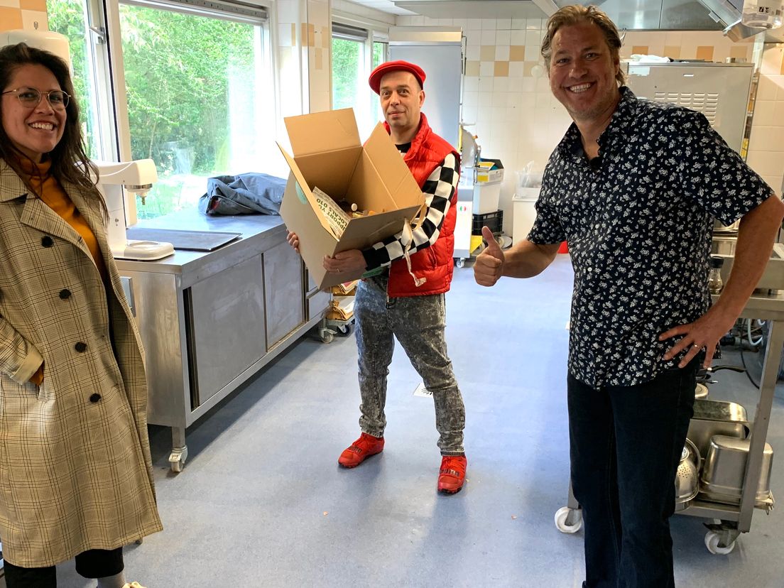 Sander de Kramer (rechts) met Precilla Schrier van Voor Goed Agency, en initiatiefnemer Bob Richters van Hotspot Hutspot in het midden