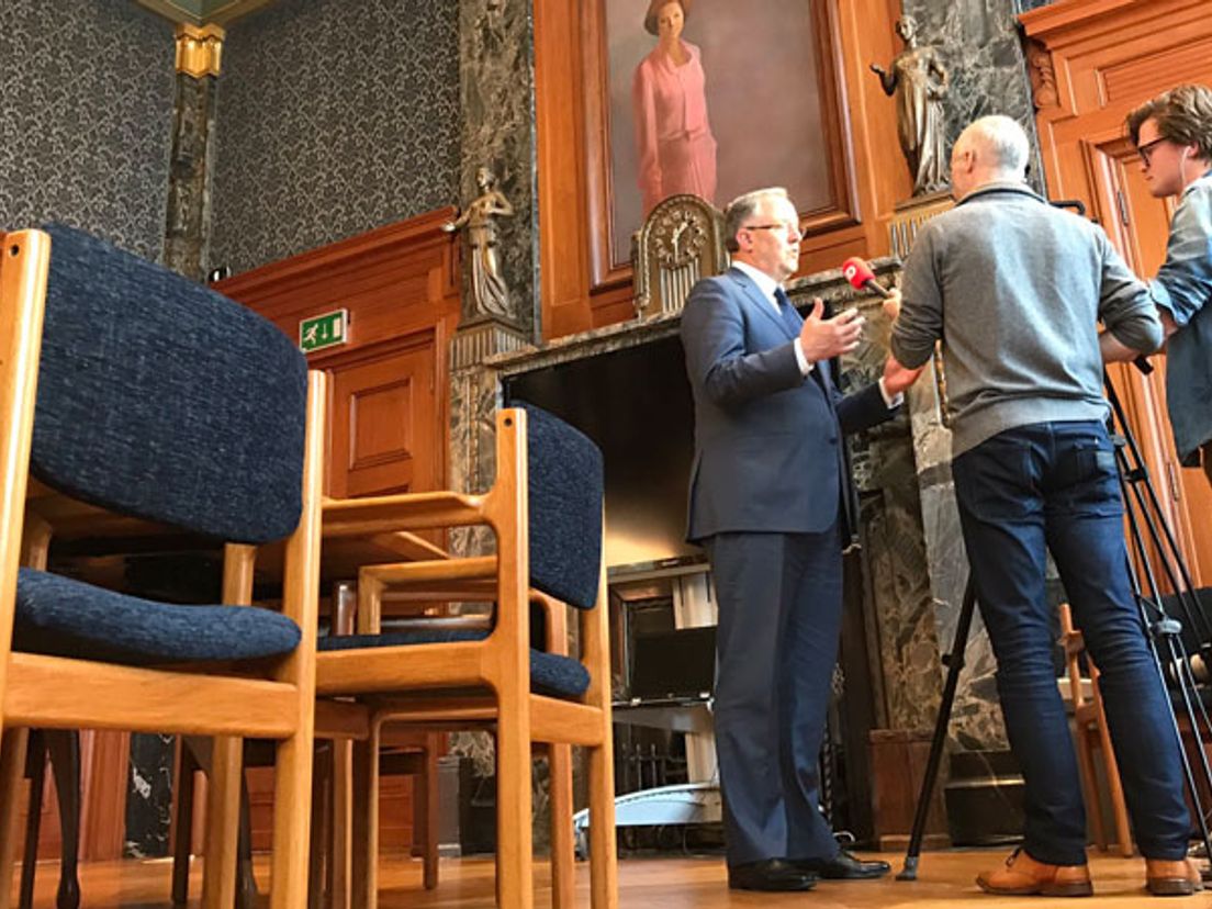 Burgemeester Aboutaleb praat de pers bij over de maatregelen