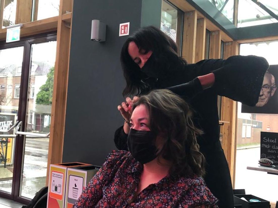 Ook plaatsvervangend cultuurwethouder Jacky Silos kwam langs voor een knipbeurt