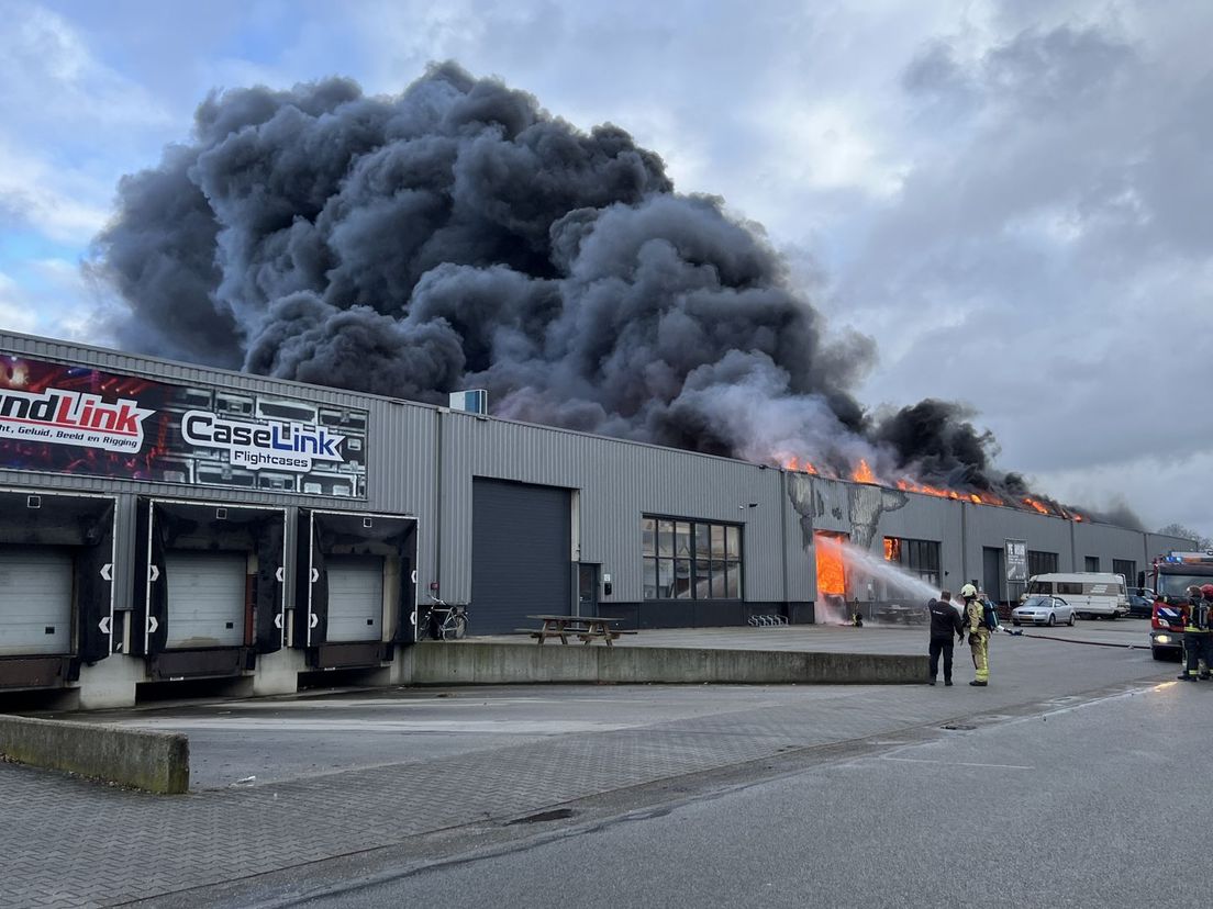 De brand woedt aan de Energieweg