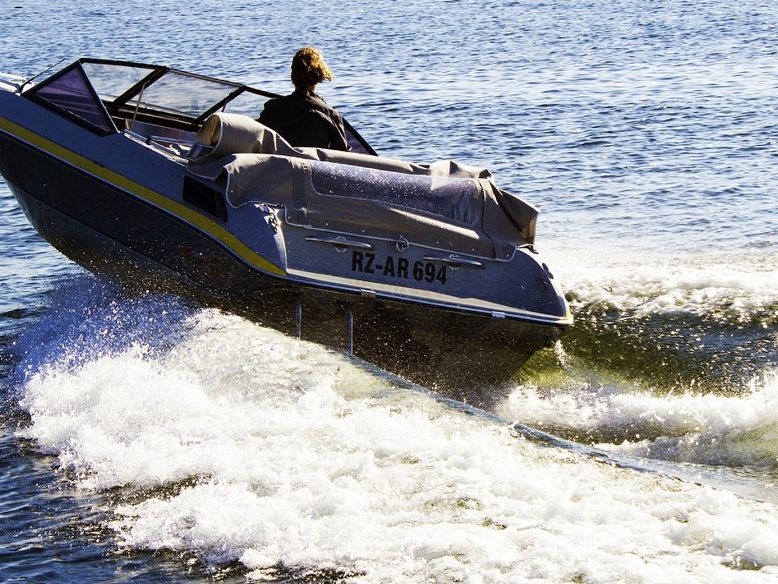 Vijf mensen in Hollands Diep van speedboot met brandende buitenboordmotor gehaald