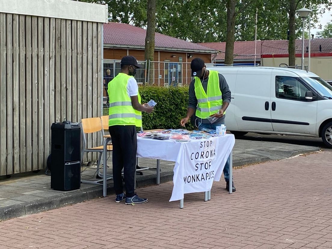 Diarrassouba deelt gratis mondkapjes uit