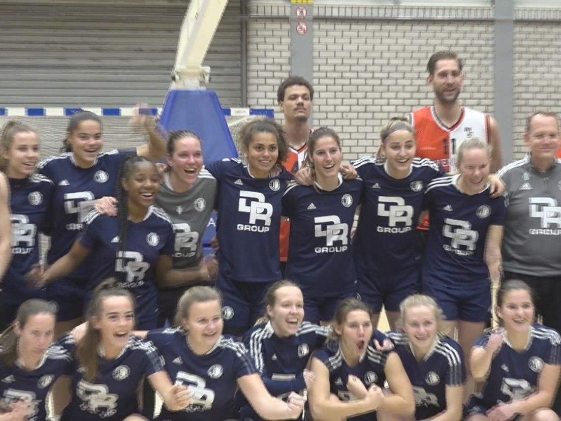 Feyenoord Basketball en Feyenoord Vrouwen gaan samen op de foto bij de clinic
