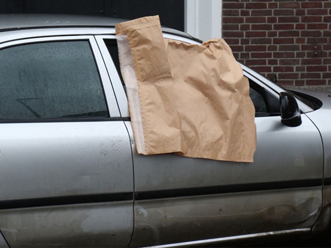 De auto waarvanuit is geschoten, is in beslag genomen
