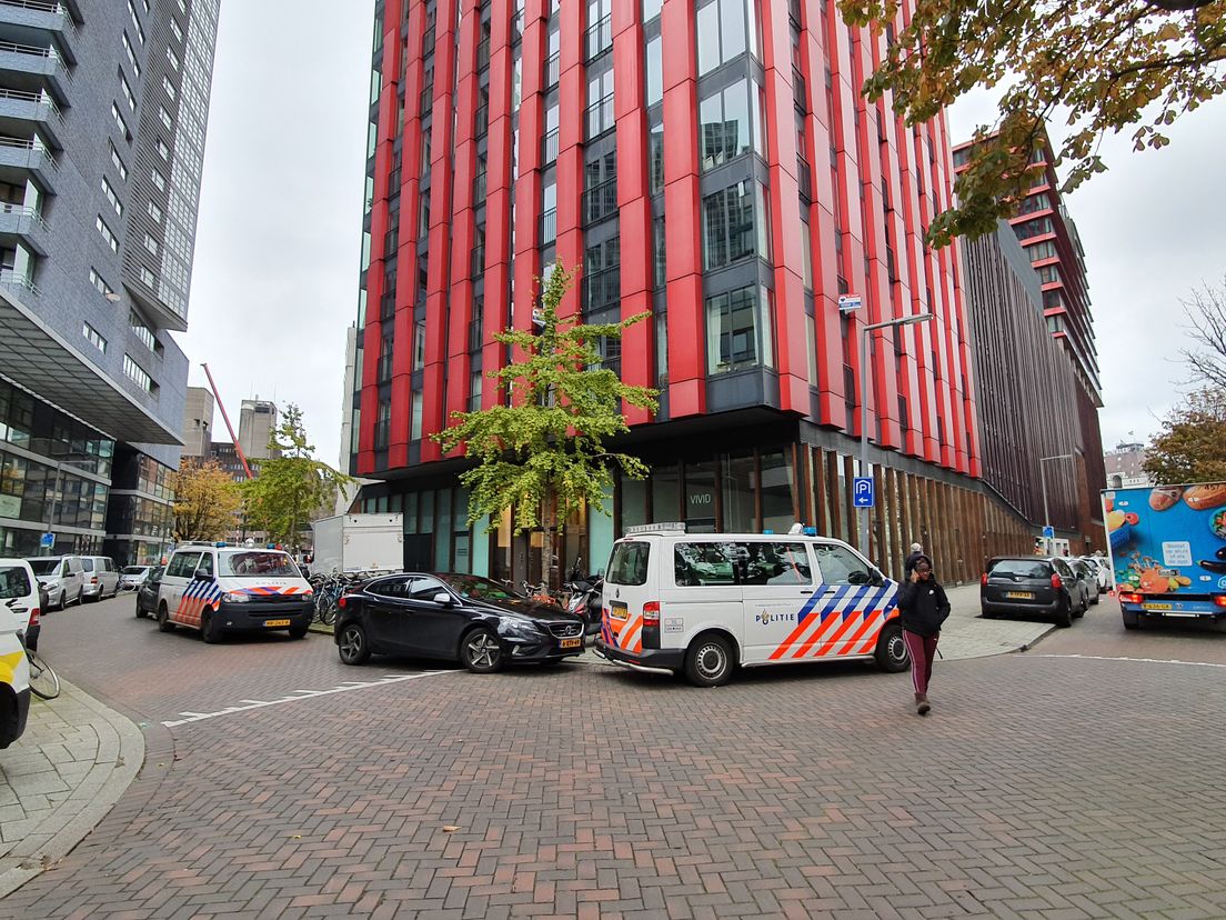 Politie bij woontoren The Red Apple.