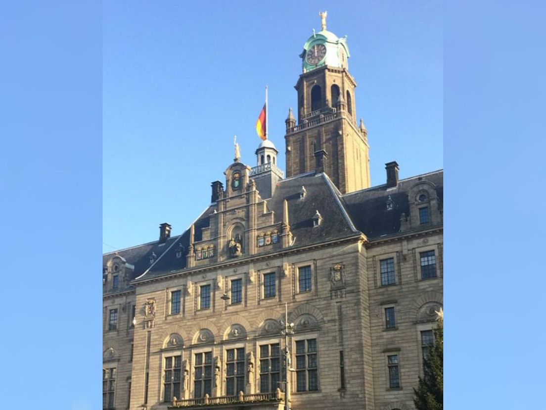 De Duitse vlag hangt dinsdag halfstok in Rotterdam