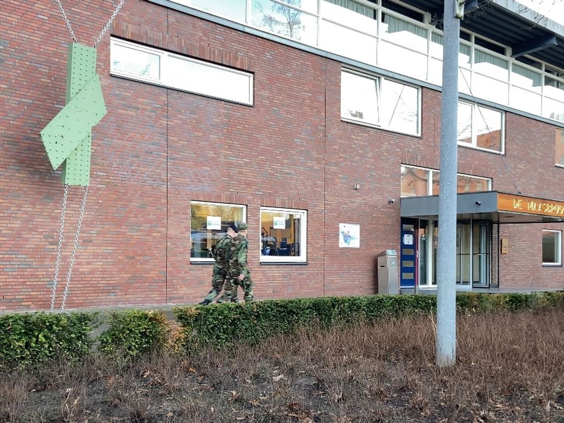 Restant van de oude Maasbruggen aan gevel gebouw Maasbruggen op de Van Ghent Kazerne