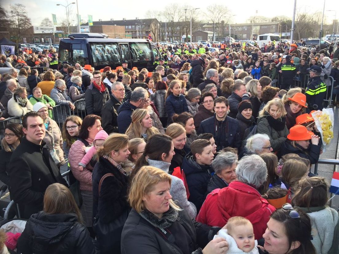 Honderden mensen nemen een kijkje bij het gemeentehuis van Krimpen aan den IJssel