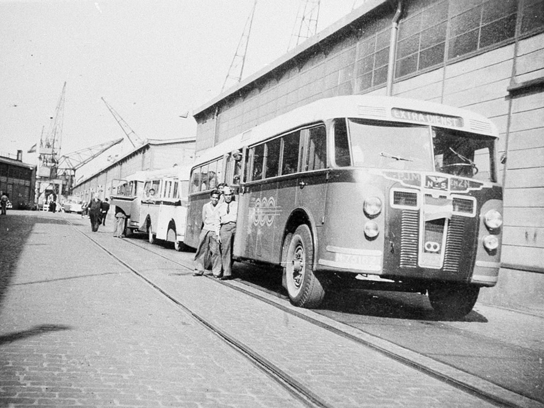 Bussen op Lloydkade voor Molukkers
Bron: Stichting Moluks Historisch Museum