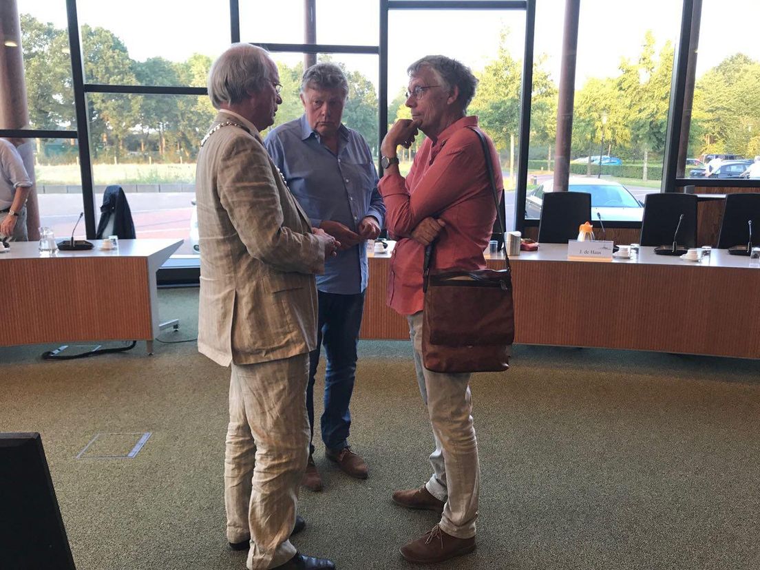 Overleg tussen burgemeester Jager en Hans de la Mar van Progressief Westerveld (Rechten: RTV Drenthe/Hielke Meijer)