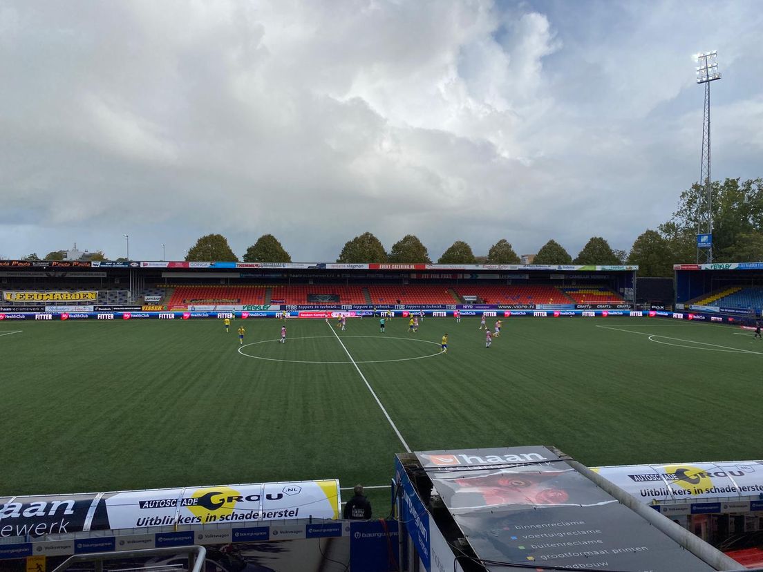 SC Cambuur-FC Dordrecht in een leeg Cambuur Stadion