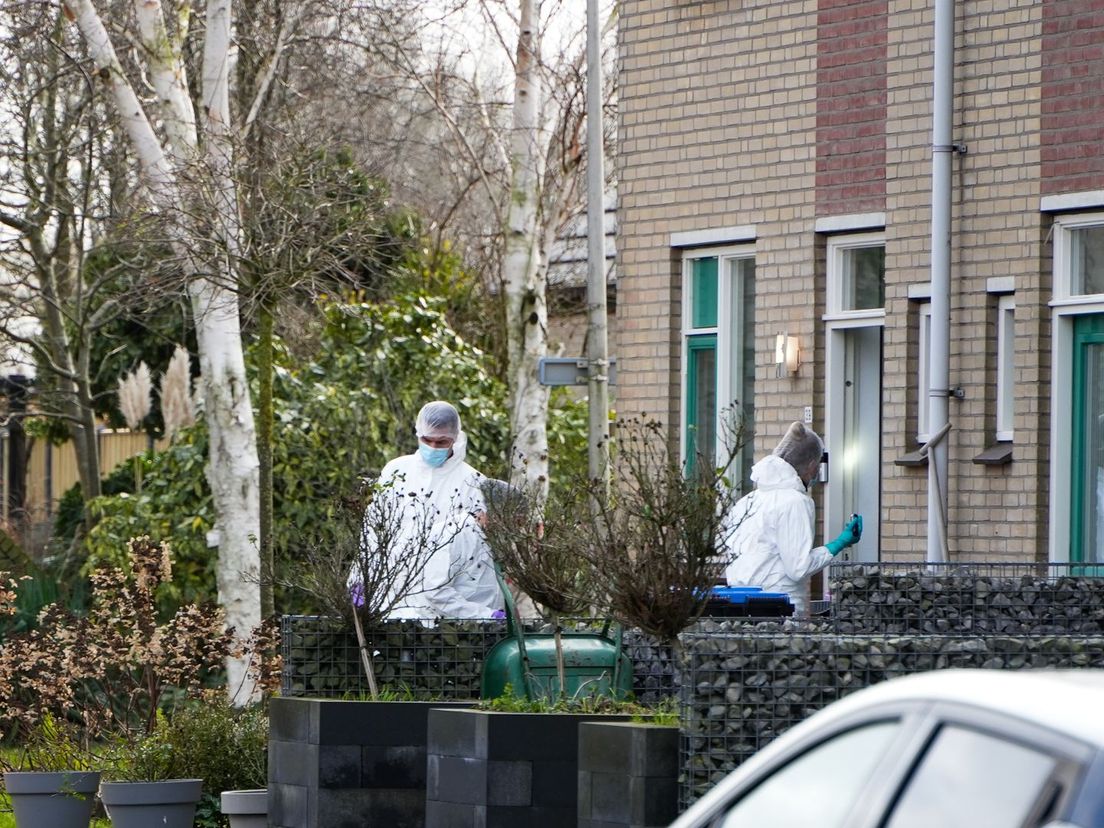 Het onderzoek naar de dodelijke steekpartij aan de Schoolstraat in Abbenbroek is in volle gang