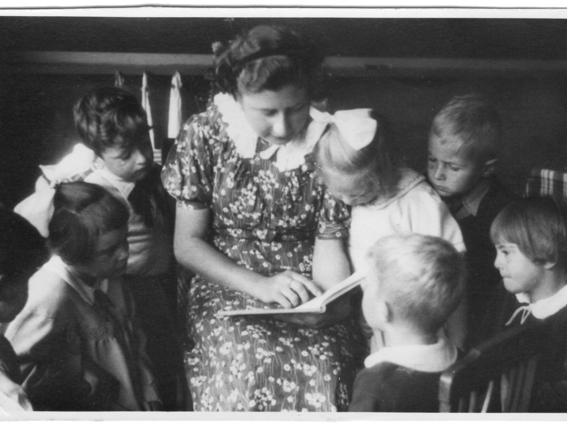 Juf Corine leest haar leerlingen voor op school in Dordrecht