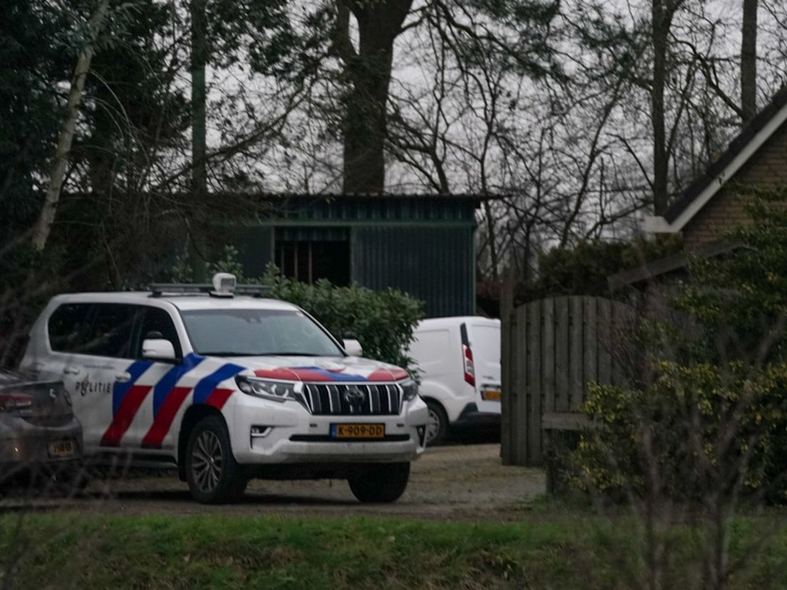 Een politieauto bij de boerderij