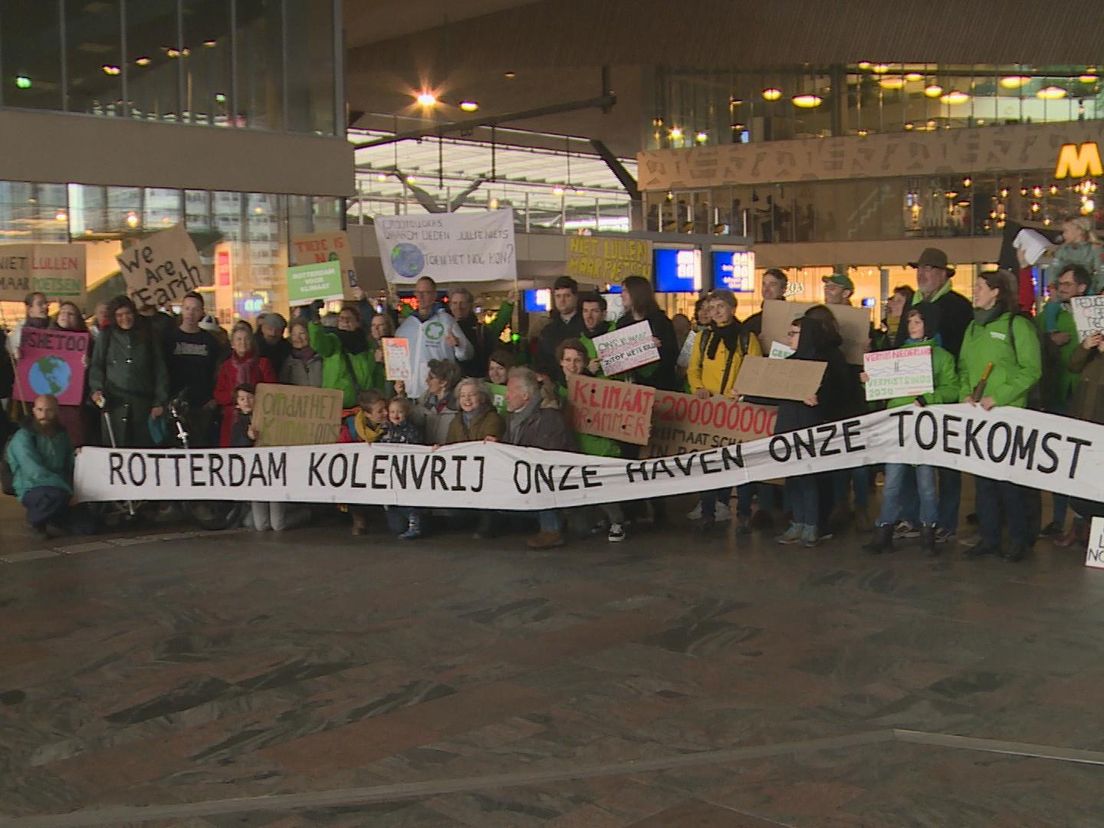 De regionale demonstranten vlak voor hun vertrek naar de Klimaatmars in Amsterdam