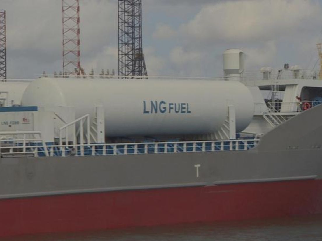 De Deense tanker Ternsund met LNG-tank
