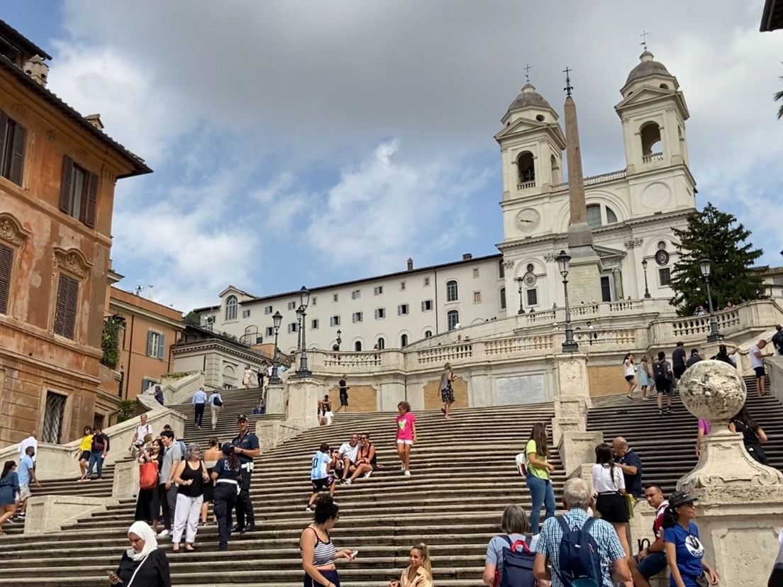 Toeristen bij de Spaanse trappen in Rome