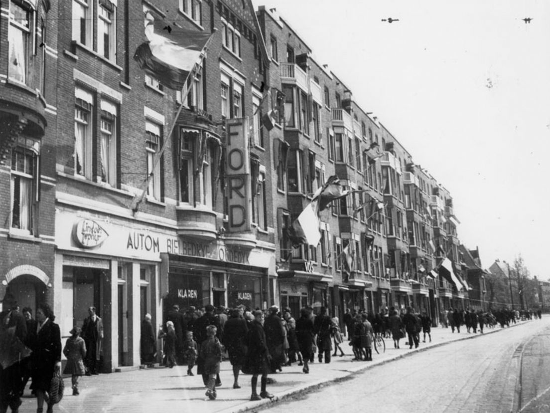 De Oudedijk in Kralingen na de bevrijding. Bron: J. van Rhijn/Stadsarchief Rotterdam