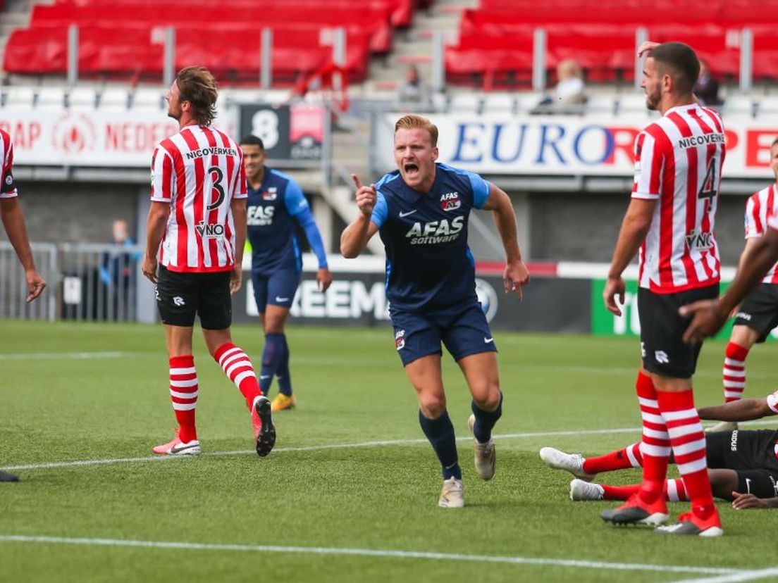 Een juichende Dani de Wit viert een van zijn treffers tussen balende Sparta-spelers (VK Sportphoto - Mischa Keemink)
