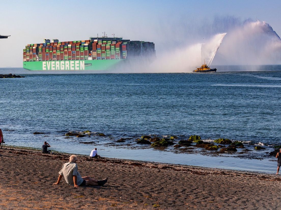 Containerschip vaart richting de Rotterdamse haven