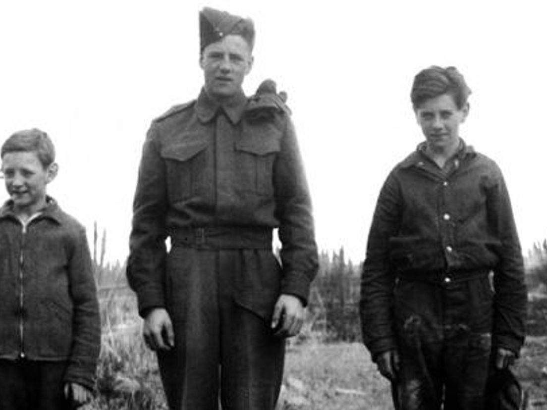 Walter Veness (midden) stierf in januari 1945 in het ziekenhuis van Dirksland. Een buikwond werd hem fataal.